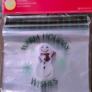 Box of 24 (20 bags per package) Wilton Holiday Snowman Treat Bags
